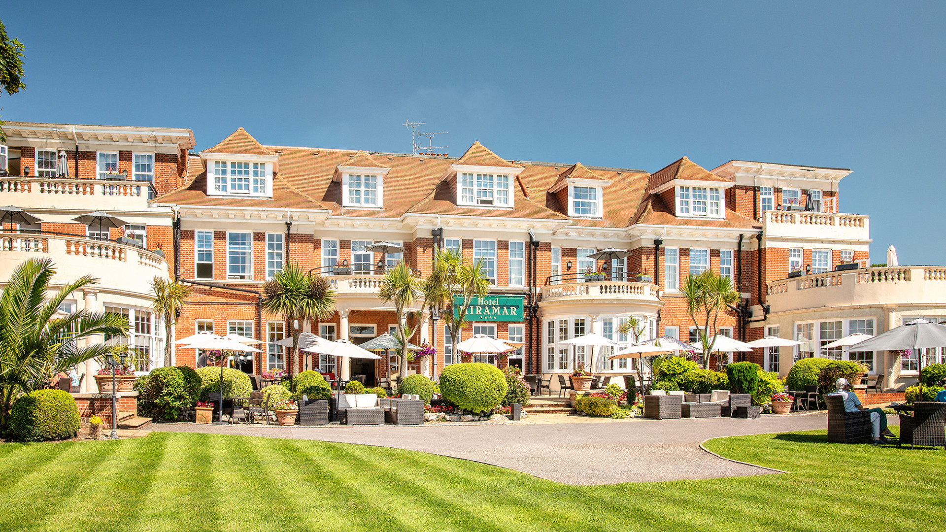 Hotel Miramar Exterior in summer