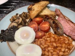 Poached eggs, Rdhill Farm Lincolnshire pork sausage, bacon, black pudding, fried bread, mushrooms, tomatoes and baked beans