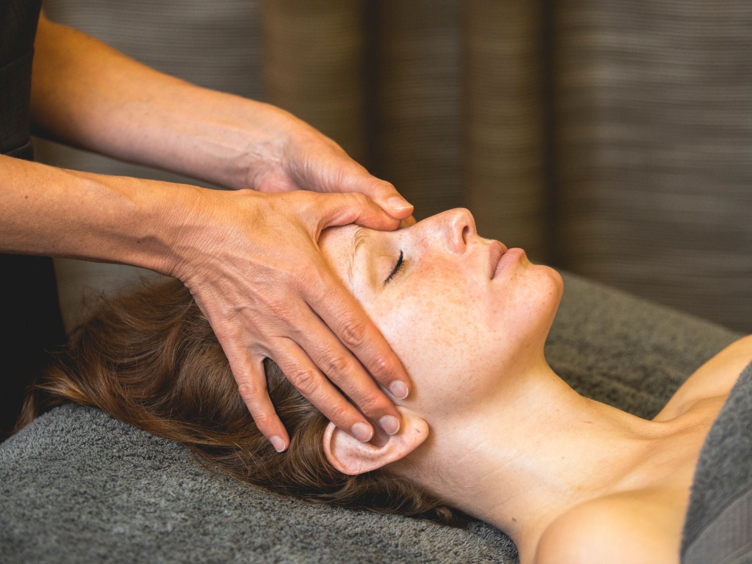 Woman having a Gaia lifting facial