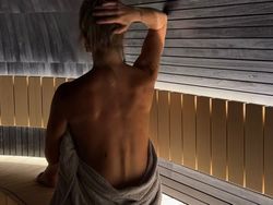 Female in wild iglusauna sauna