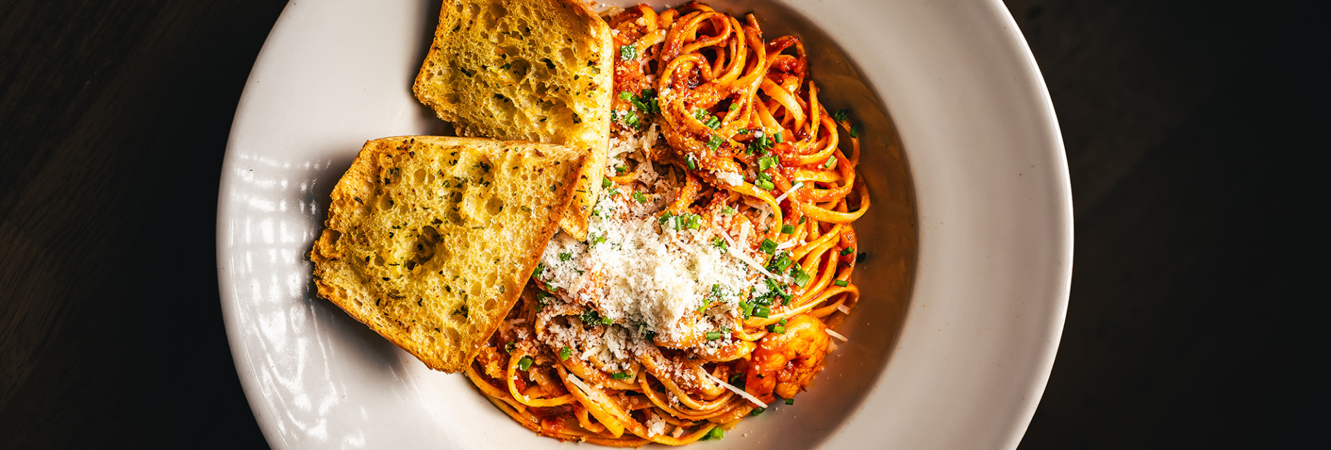 Spaghetti with garlic bread