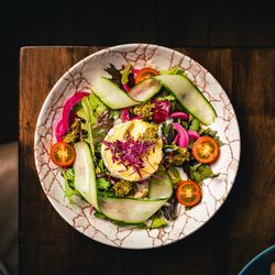 Salad with baked cheese