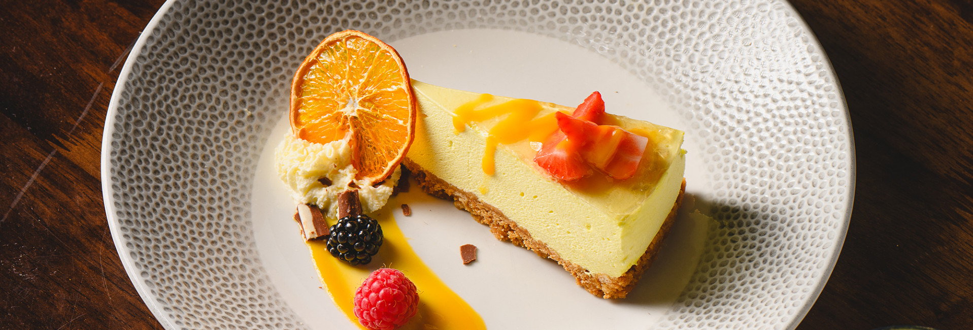 Cheesecake with berries and orange