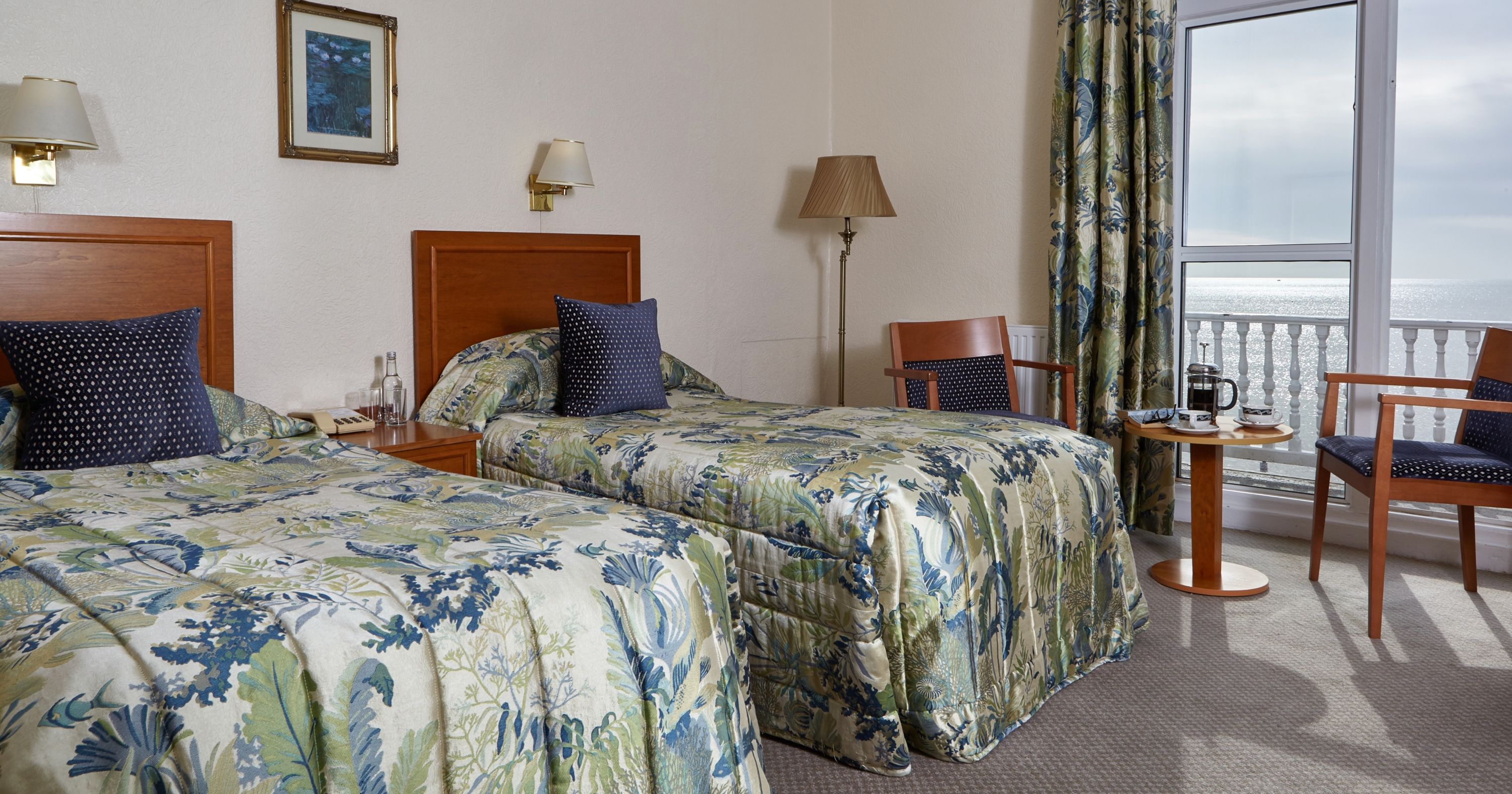 Blue & green twin single rooms with sea view