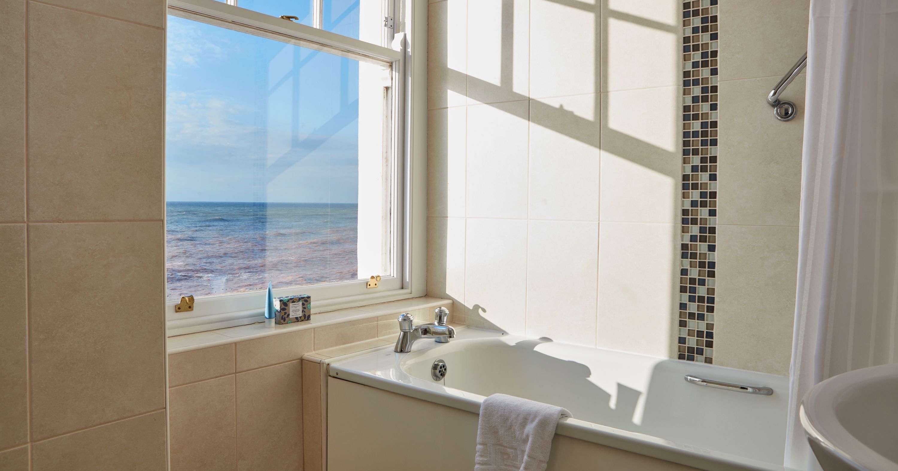 Bathroom with bathtub and sea view