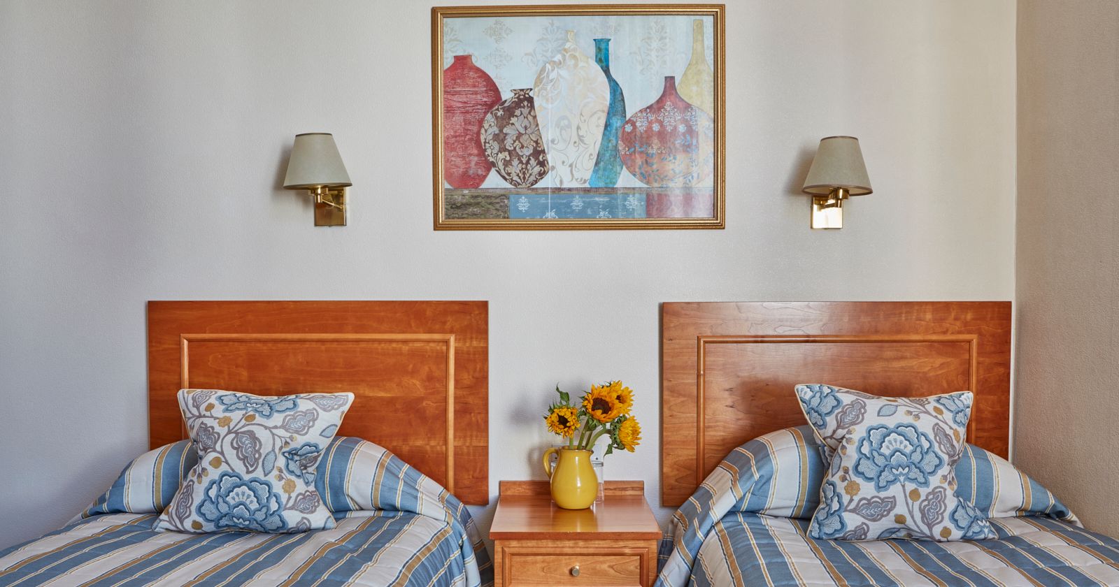 Single twin blue stripped room