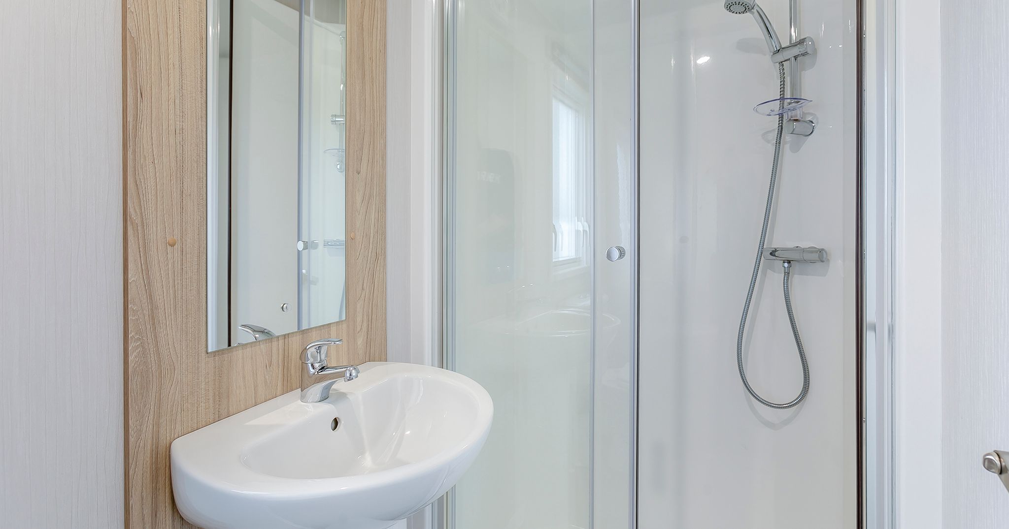 CHAPEL_PORTH_DELUXE_2_BED_HOT_TUB-interior05