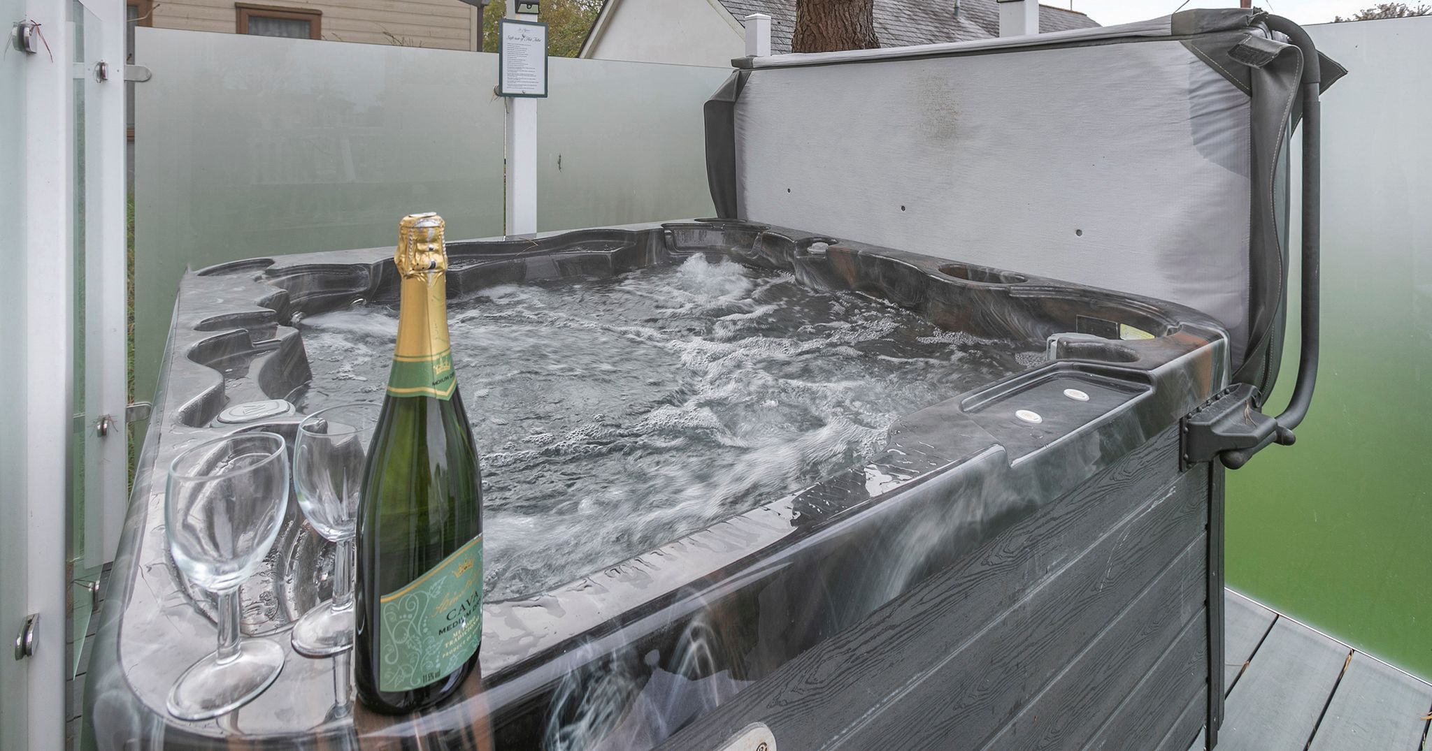 HOLYWELL_2_BED_HOT_TUB-exterior03