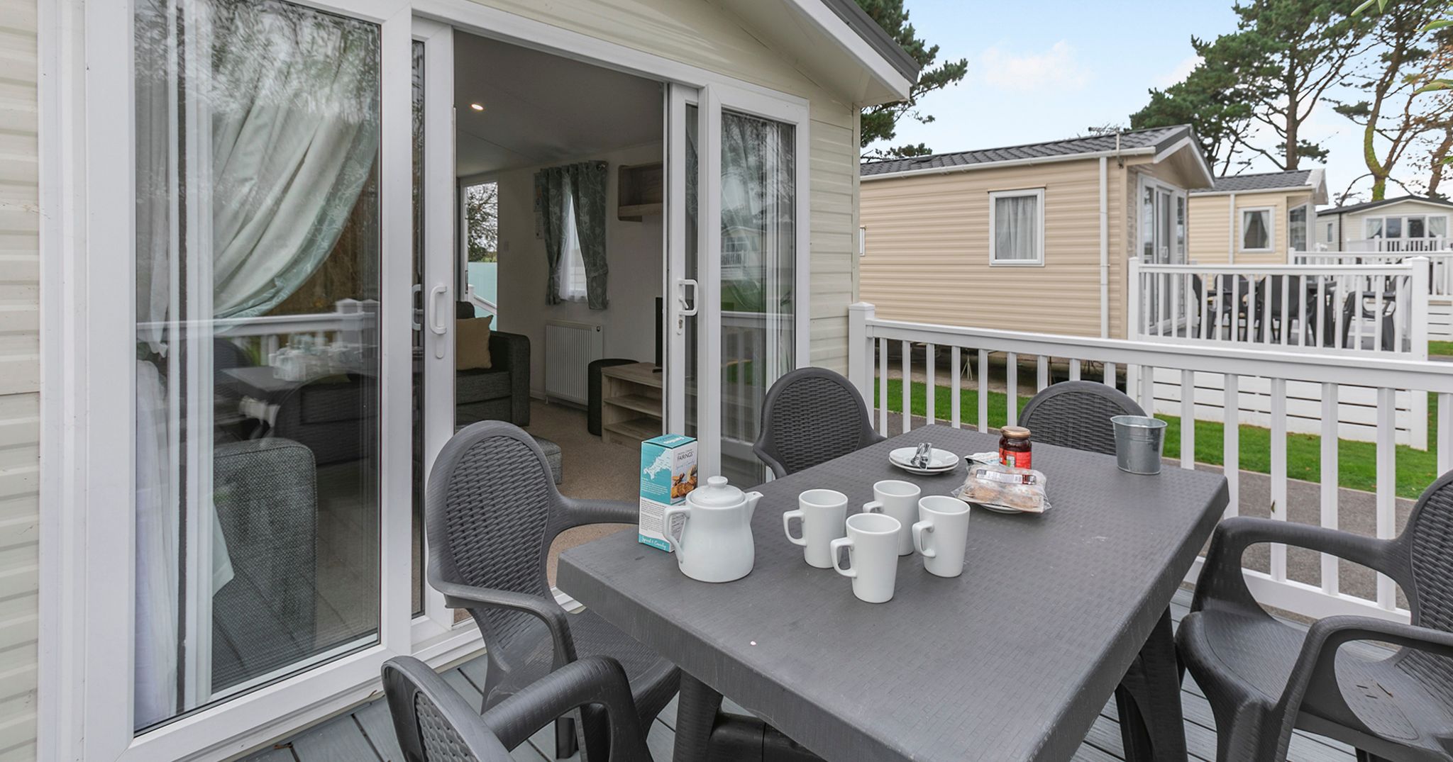 CHAPEL_PORTH_DELUXE_3_BED_HOT_TUB-exterior02