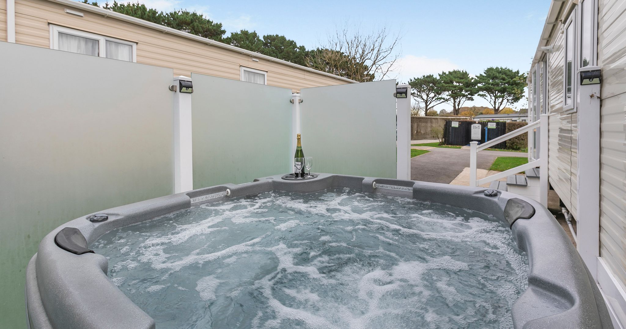 CHAPEL_PORTH_DELUXE_3_BED_HOT_TUB-exterior04