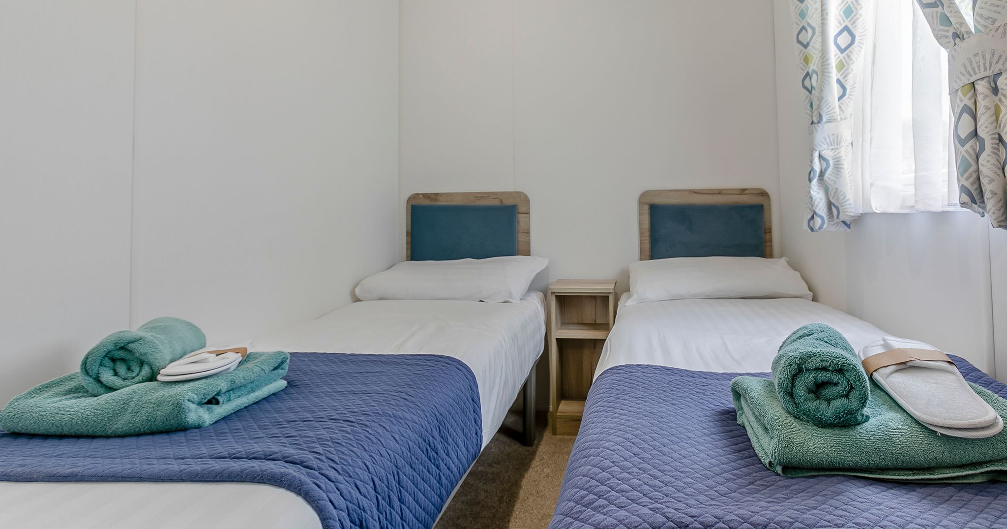 CHAPEL_PORTH_DELUXE_3_BED_HOT_TUB-interior02