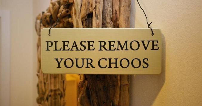 A sign that reads 'Please remove your Choos'.