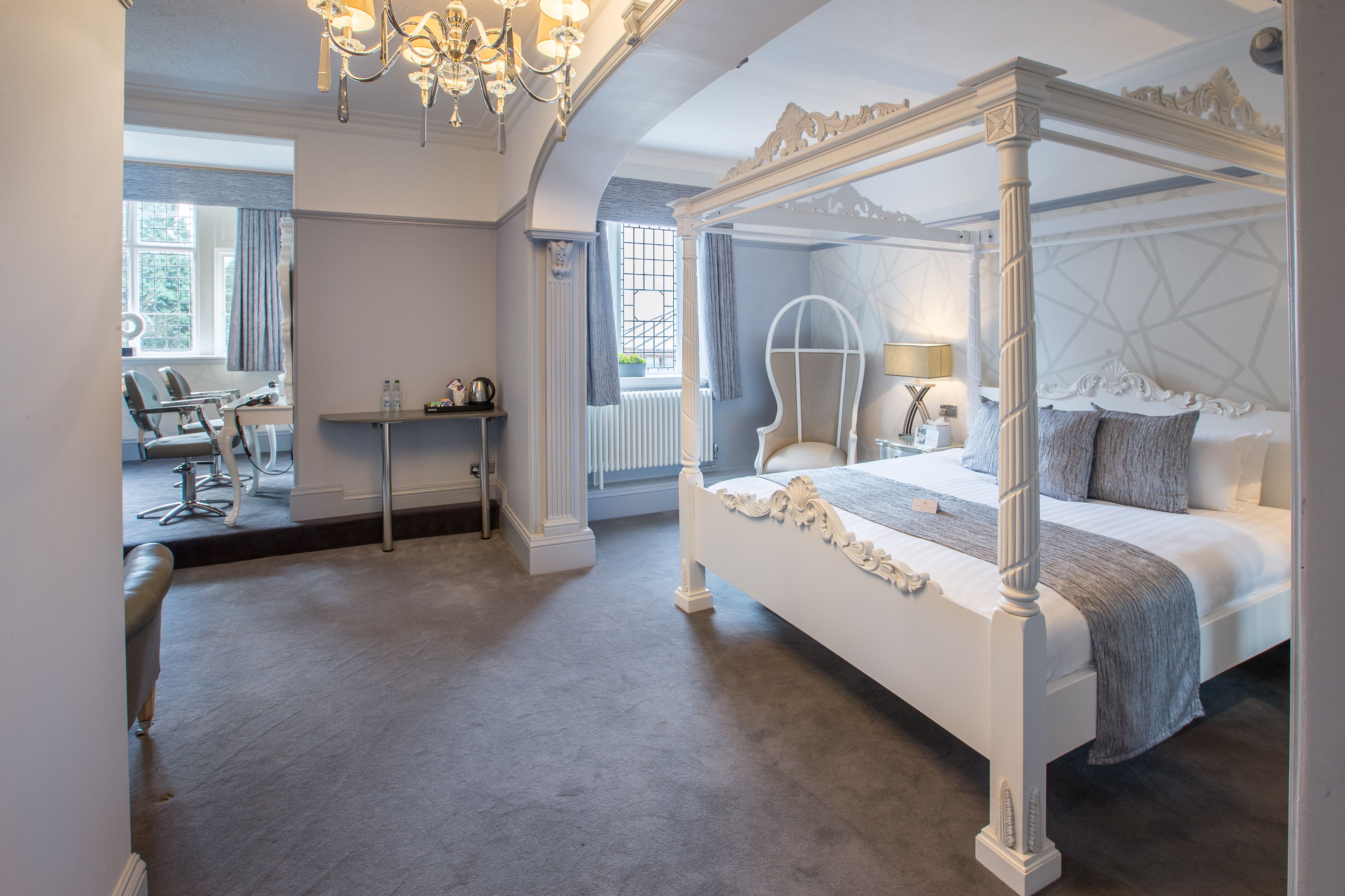 Bedroom with four poster bed