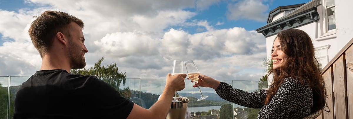 couple-having-drinks-on-blacony-the-ro-hotel