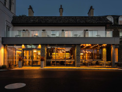 the-ro-hotel-exterior-at-night