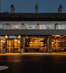 the-ro-hotel-exterior-at-night
