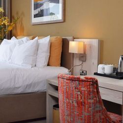 bedroom-and-desk