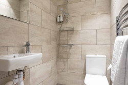 snug-bathroom