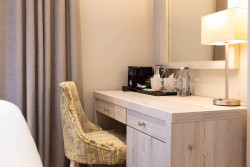 cosy-bedroom-desk
