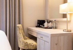 cosy-bedroom-desk