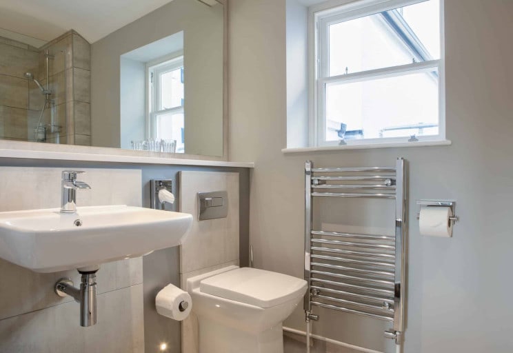 wonderous-lake-view-bathroom