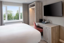 wonderous-lake-view-room-desk