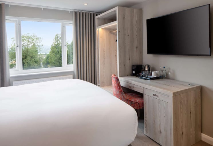 wonderous-lake-view-room-desk