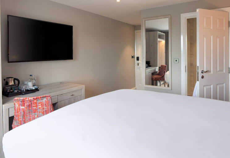 wonderous-lake-view-room-tv