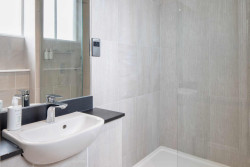 super-lake-view-bathroom