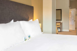 super-lake-view-balcony-bed