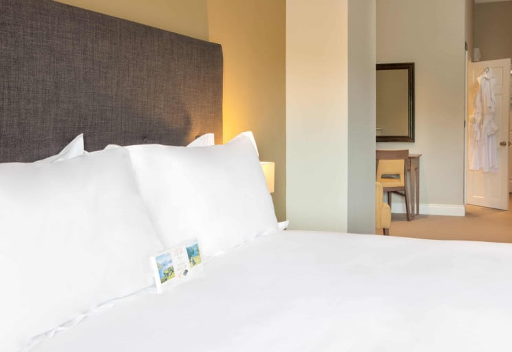 super-lake-view-balcony-bed