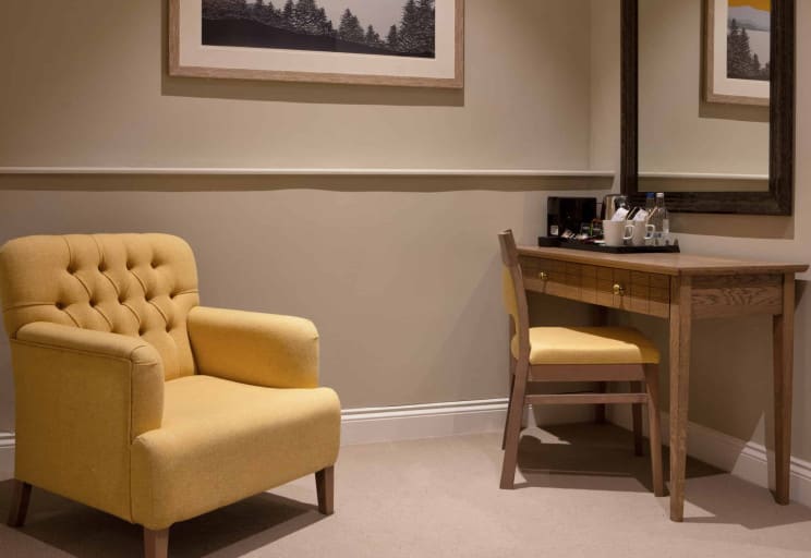 super-lake-view-balcony-chair-and-desk