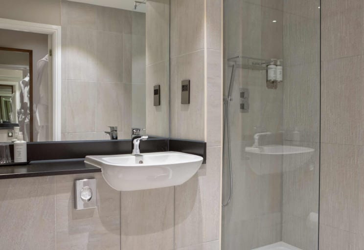 super-lake-view-balcony-bathroom