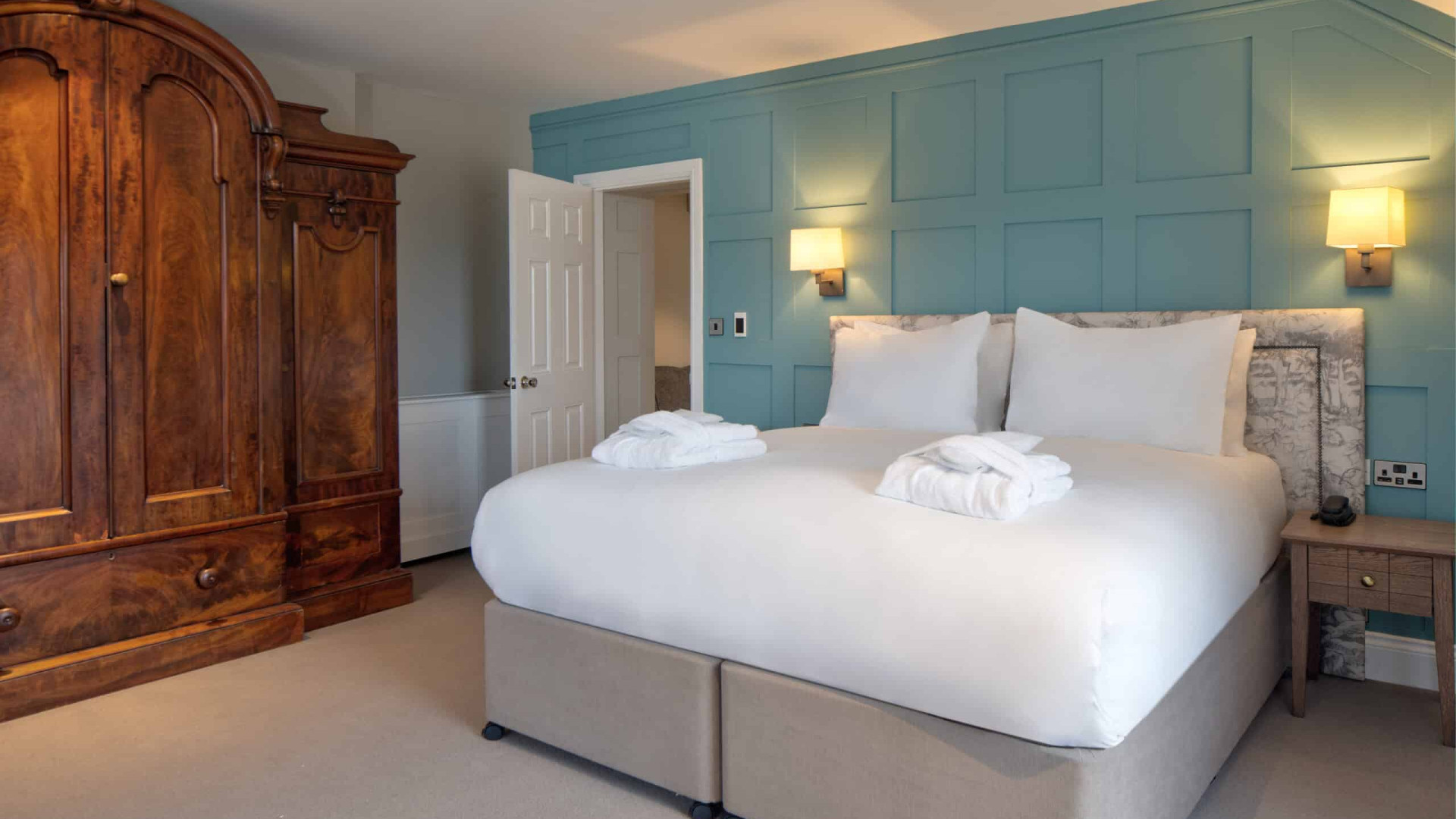 the-ro-suite-bedroom