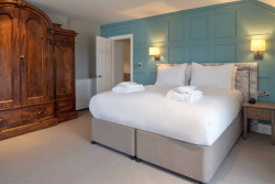 the-ro-suite-bedroom