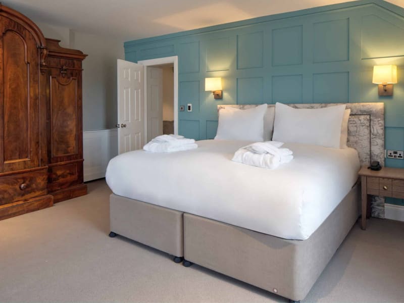 the-ro-suite-bedroom