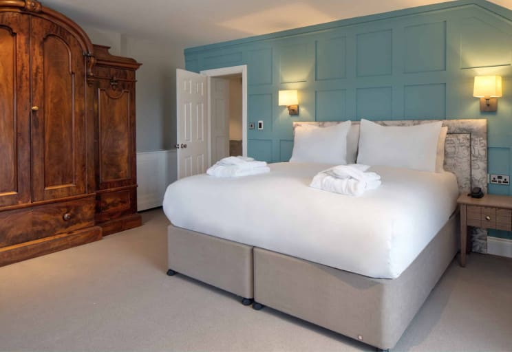 the-ro-suite-bedroom