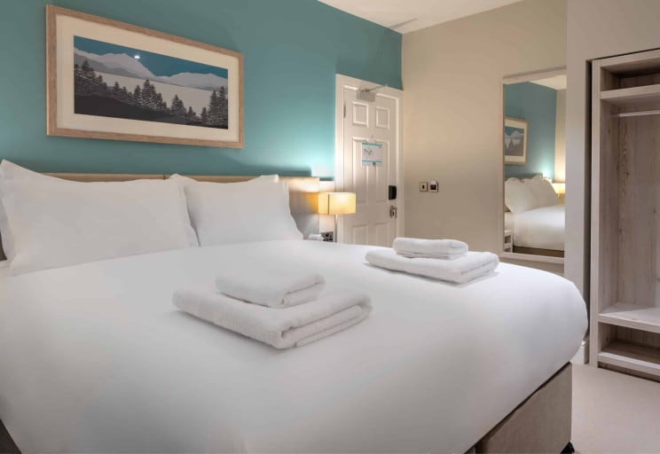 family-lake-view-bedroom