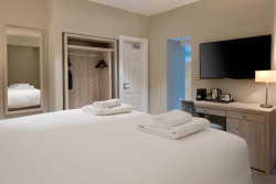 super-lake-view-bedroom