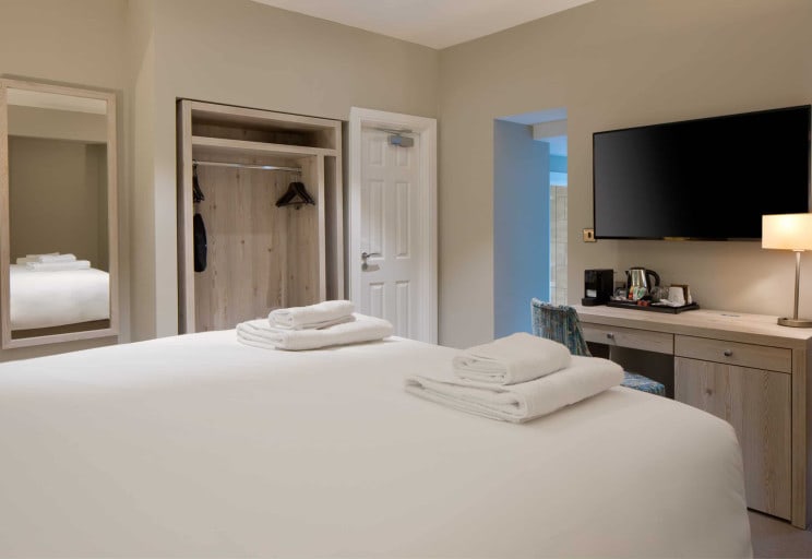 super-lake-view-bedroom