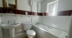 Smoke House Cottage bathroom