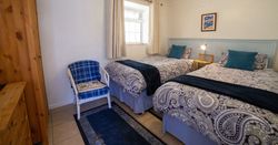 Gweal Cottage - Twin Bedroom