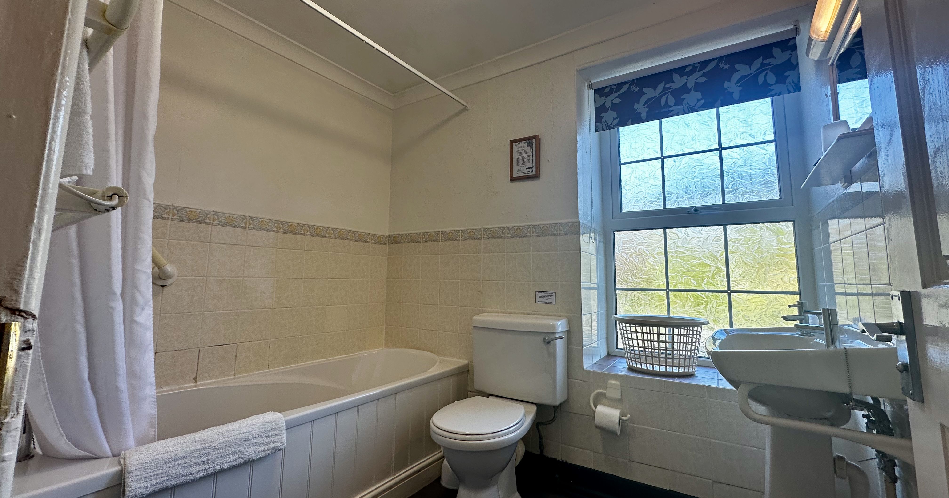 Granary Cottage - Upstairs Bathroom