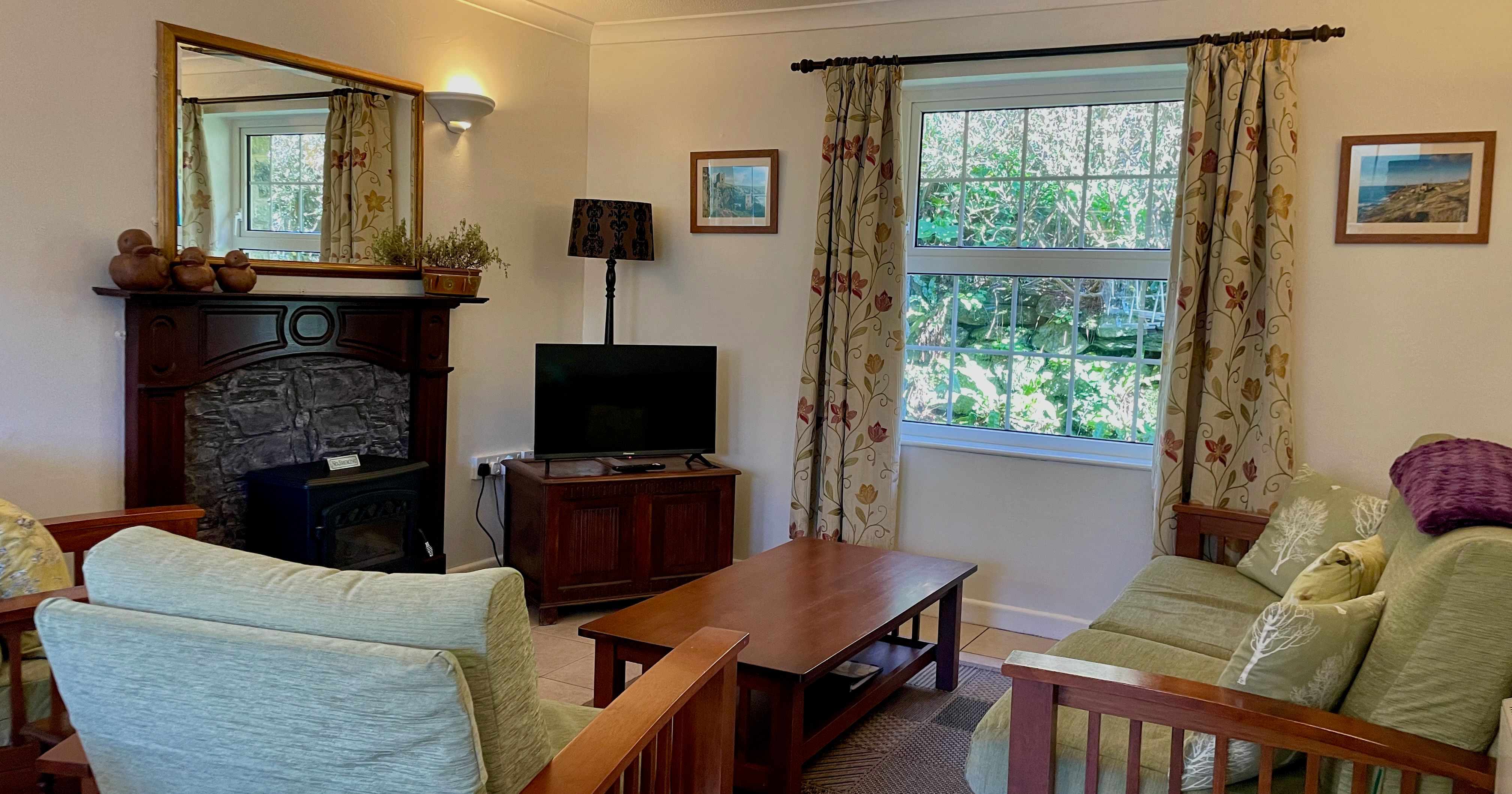 Smithy Cottage - Open-plan living area