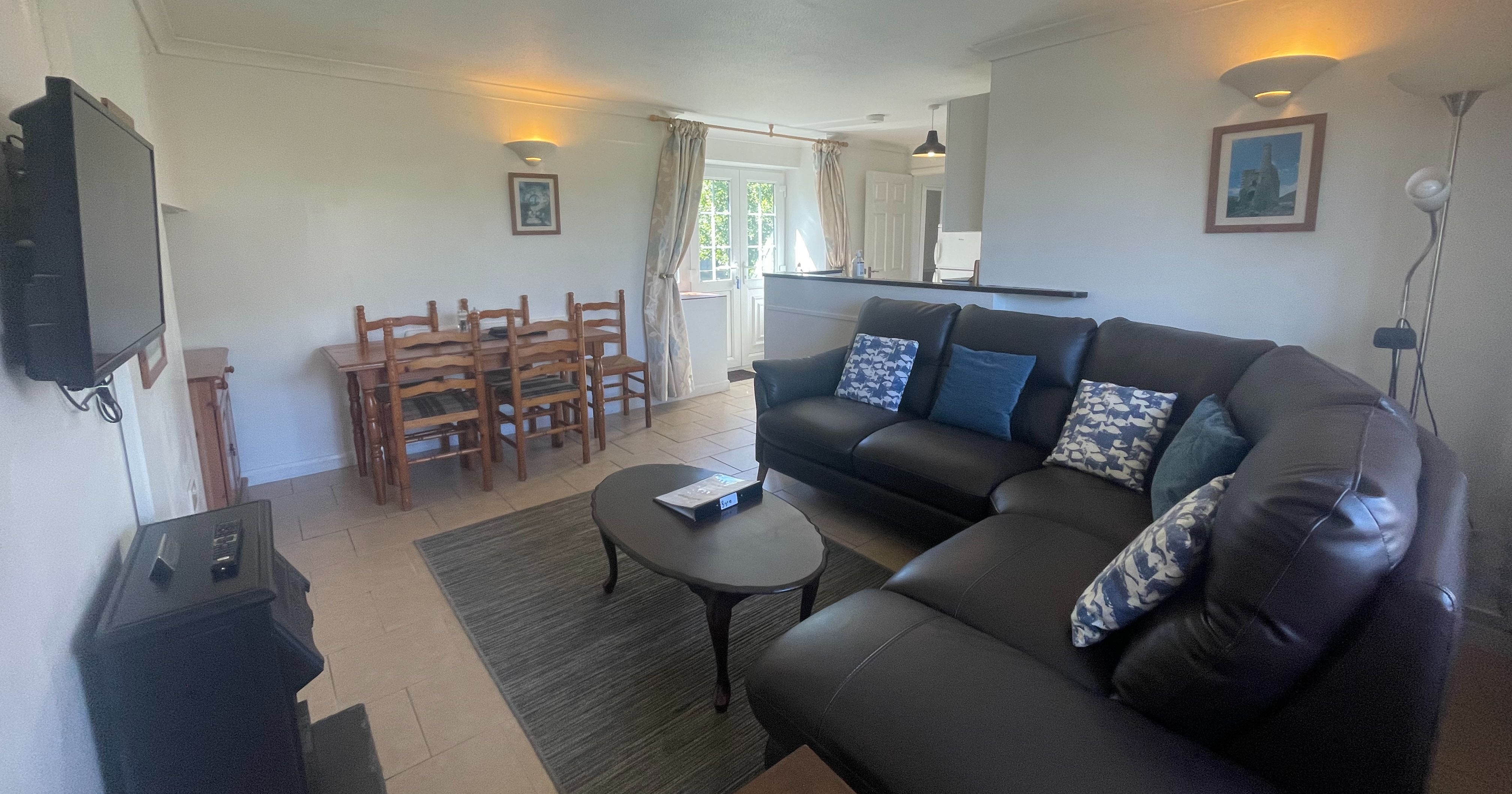 Byre Cottage - Open-plan living area