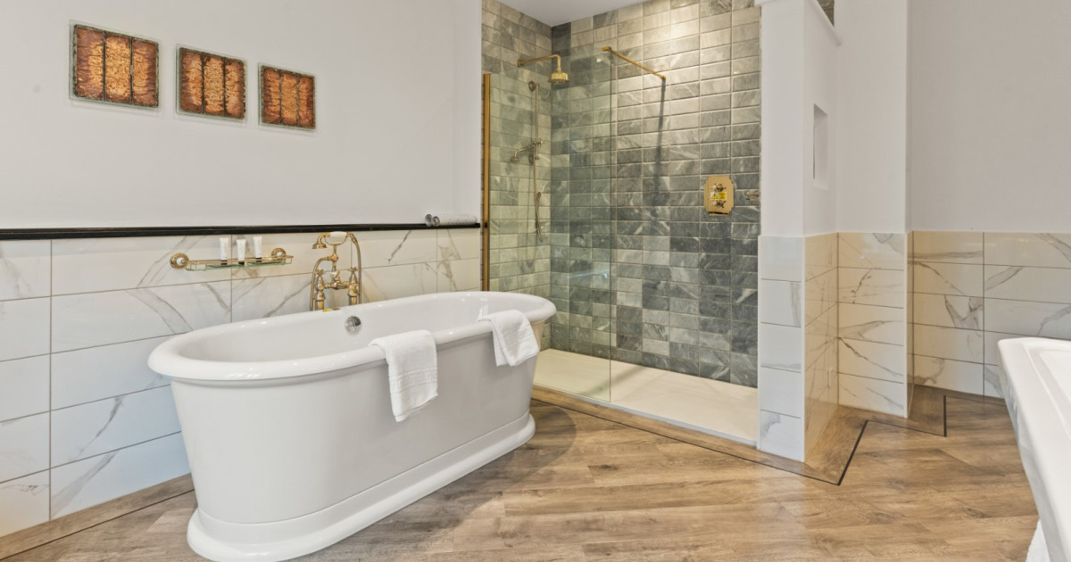 Premier Room bathroom