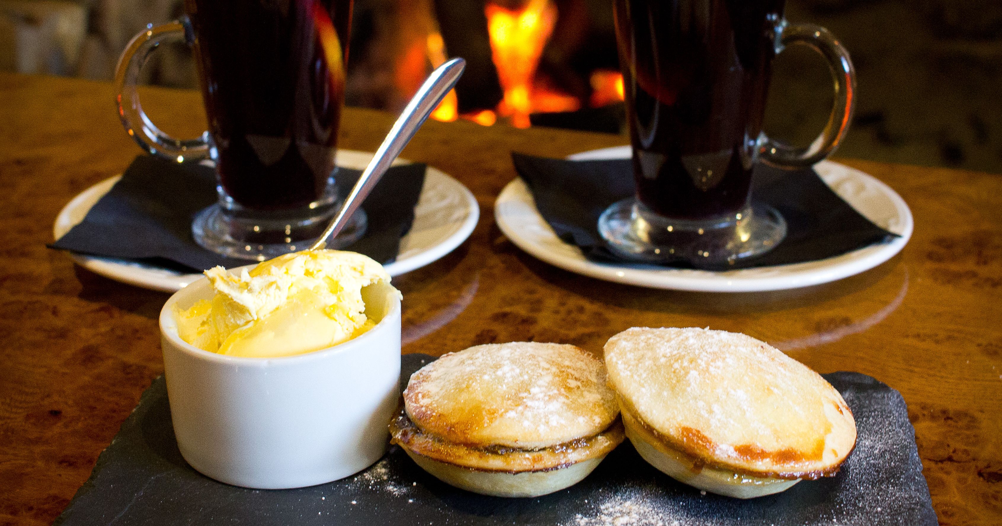 Mulled wine and mince pies