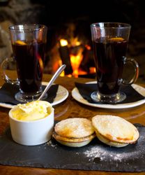 Mulled wine and mince pies