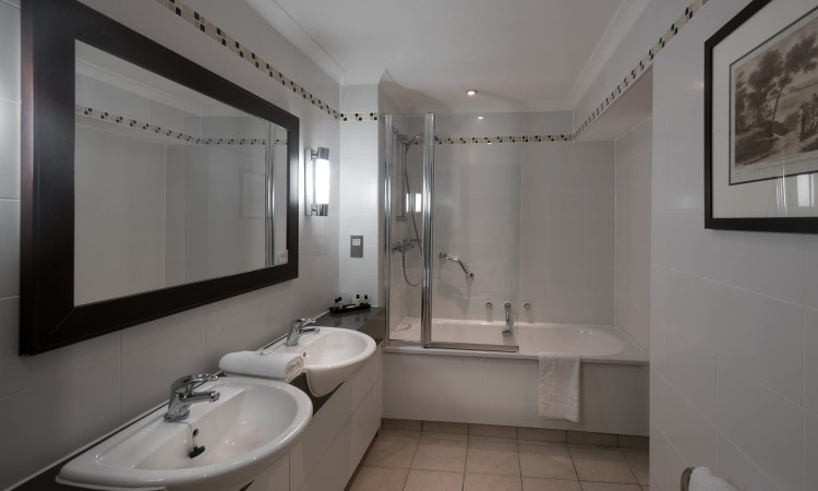 Weatheroak Bridal Suite Bathroom