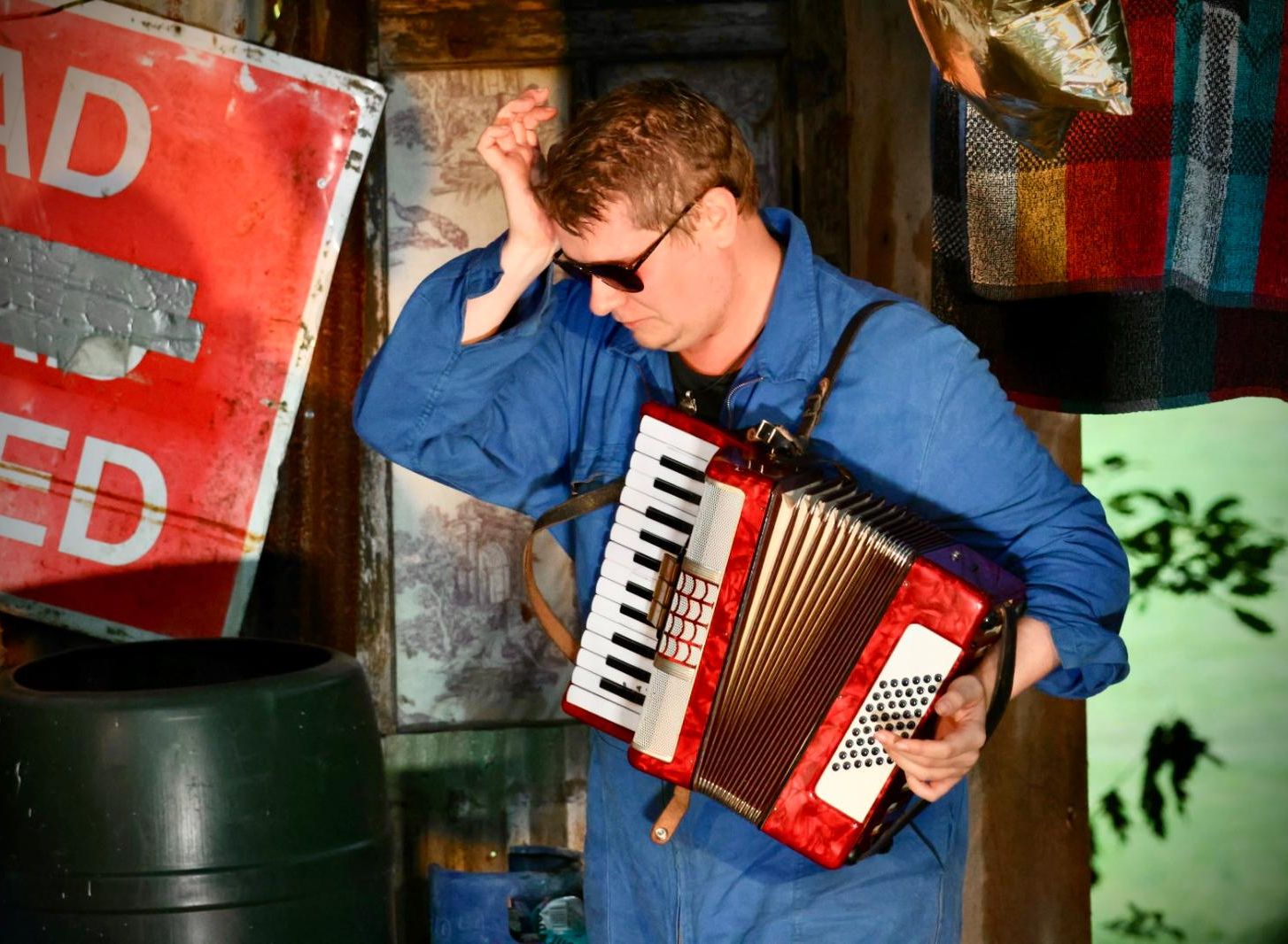 Davey play accordian